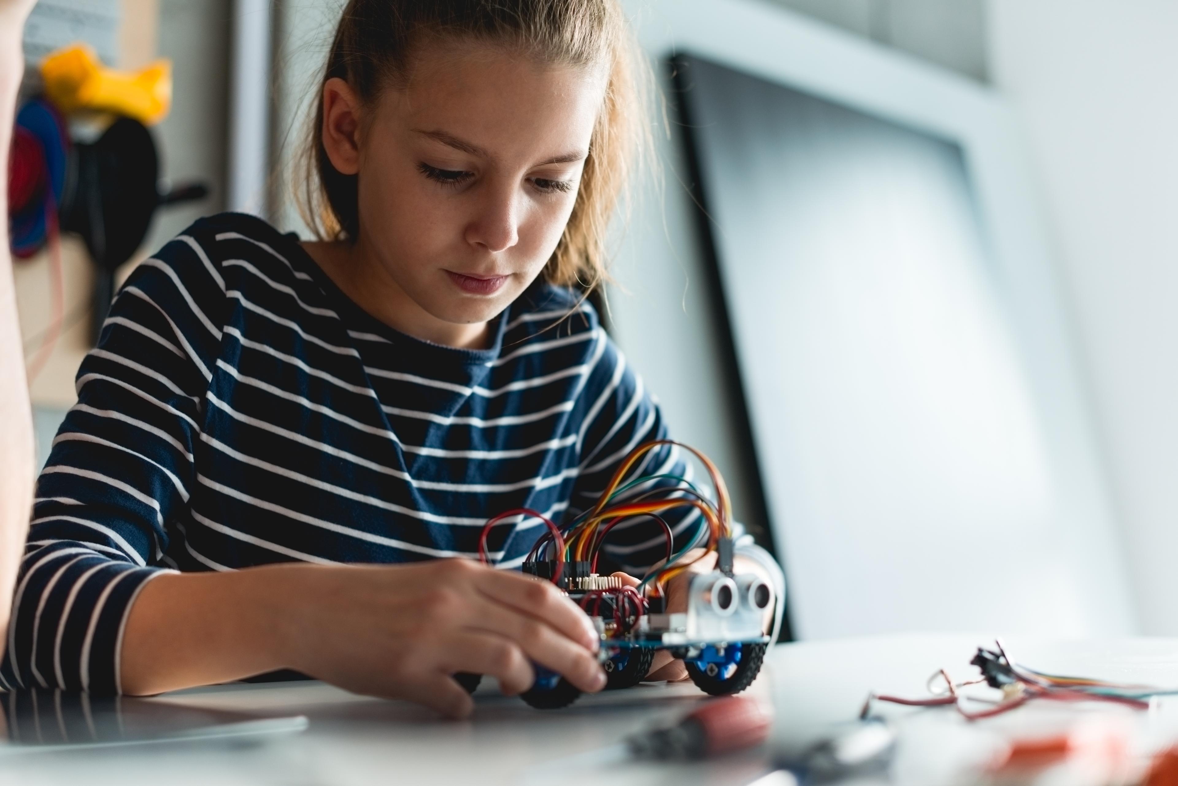 mujer programando un robot