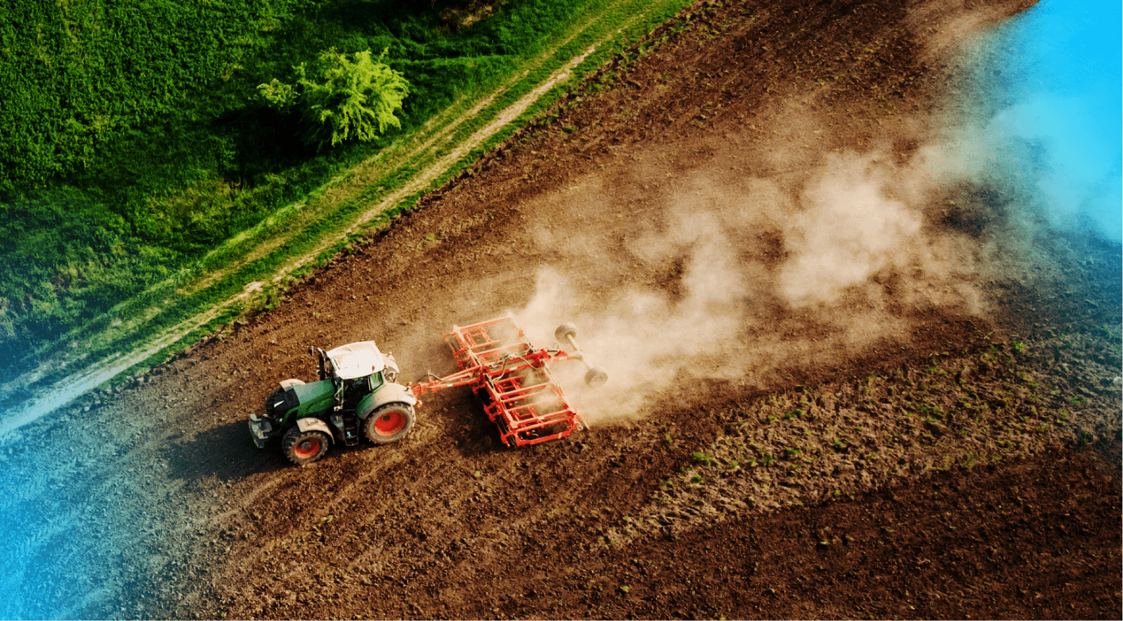 tractor en un campo agrícola